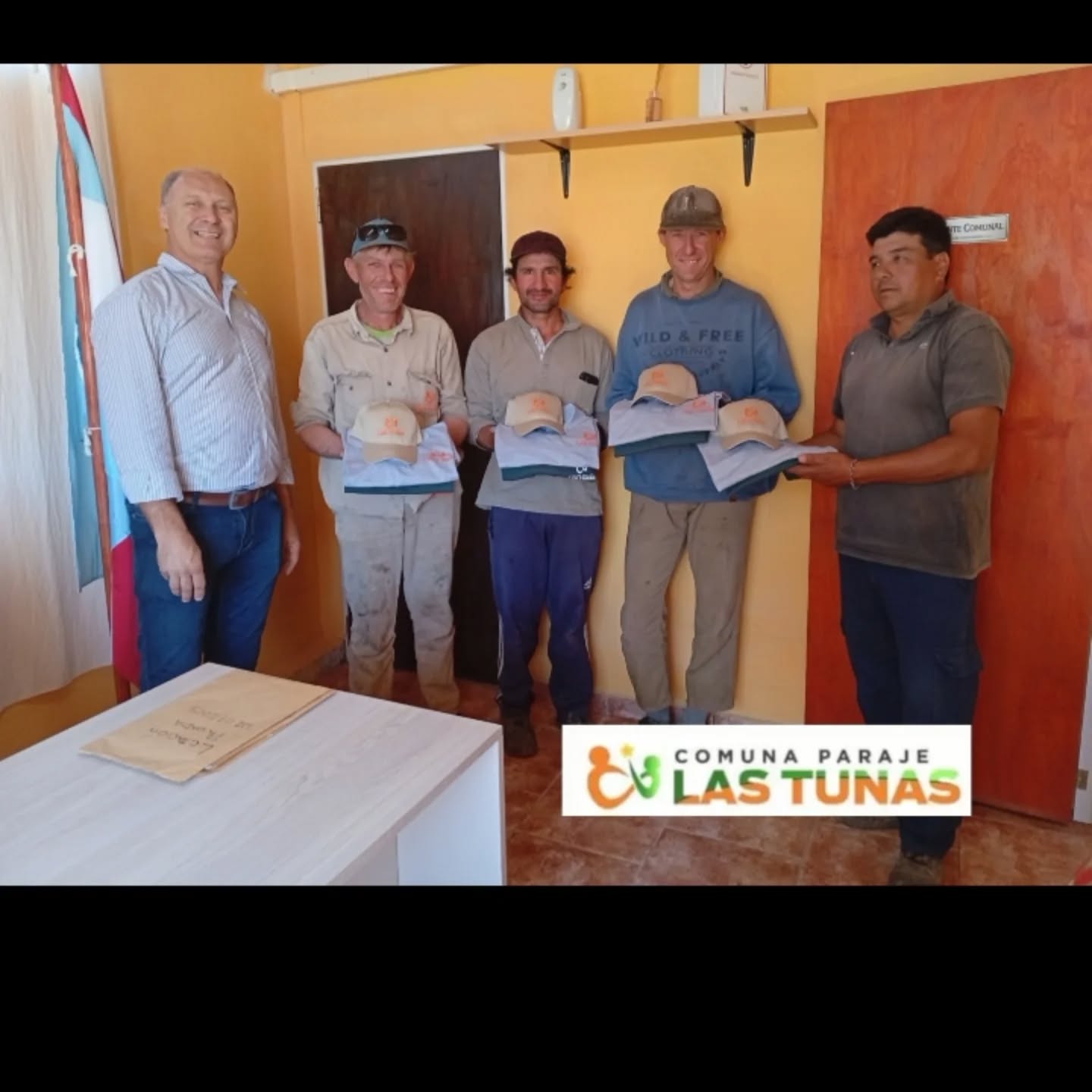 Entrega de indumentaria de trabajo a personal de la Comuna Las Tunas