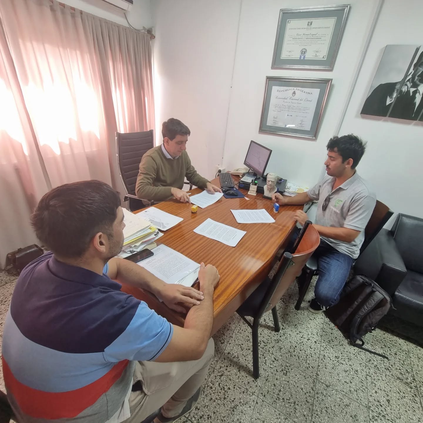 Hasenkamp: firma de contrato para instalación de estaciones de generación de energía solar