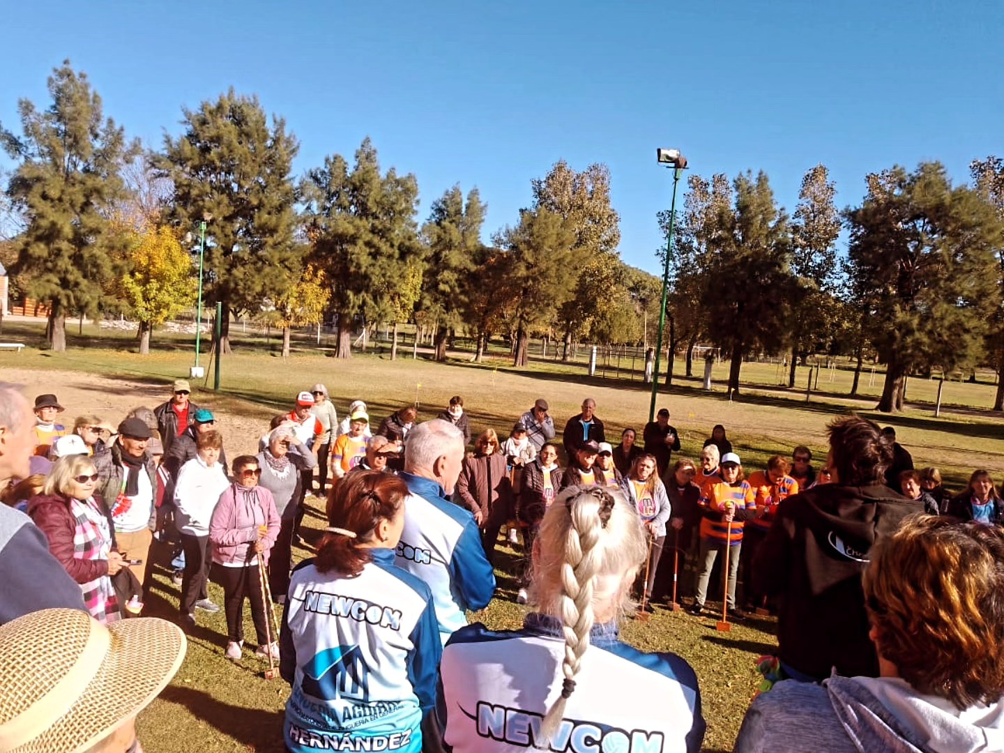 Encuentro recreativo para adultos mayores en Hernández