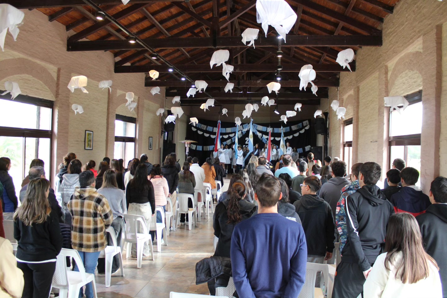 Acto oficial por el Día de la Revolución de Mayo en Hernández