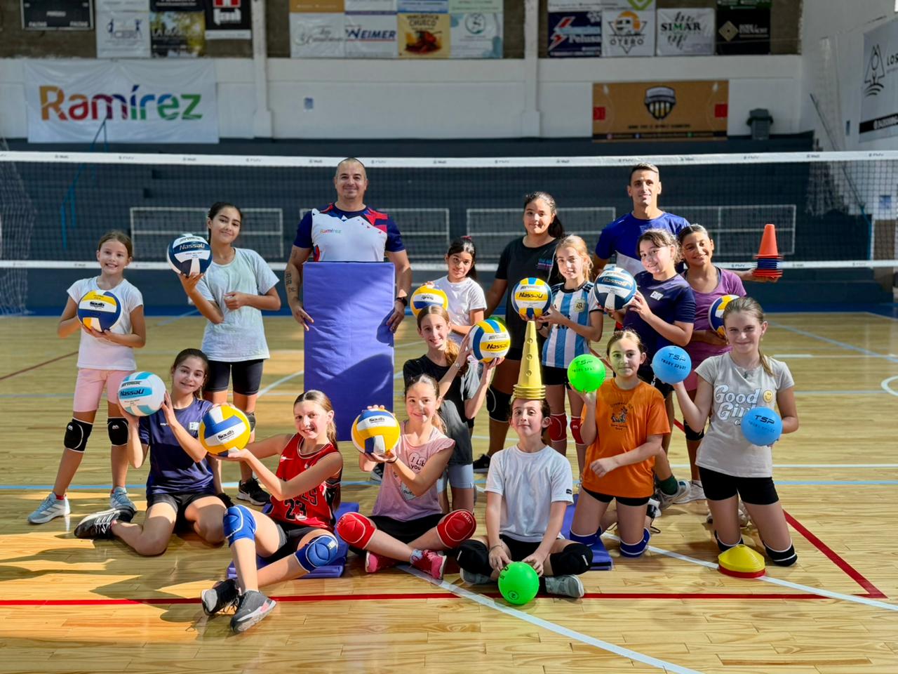Nuevos materiales deportivos para seguir fortaleciendo las escuelas municipales en Ramírez