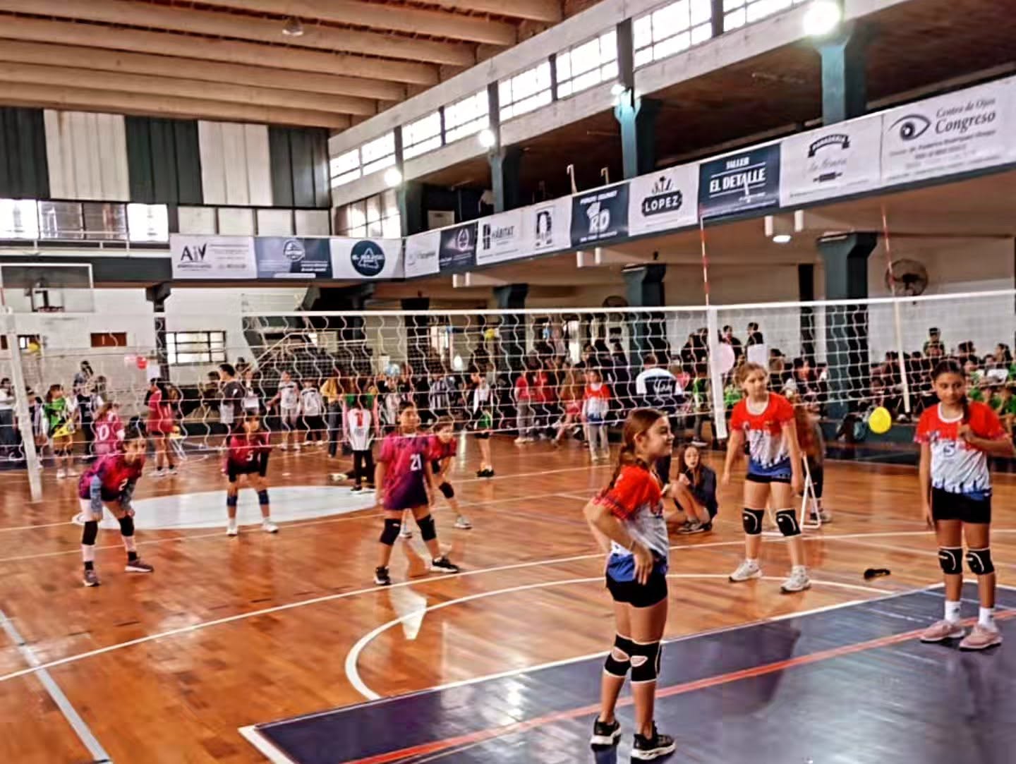 La Escuela Municipal de Vóley de Hernández tuvo una destacada participación el fin de semana