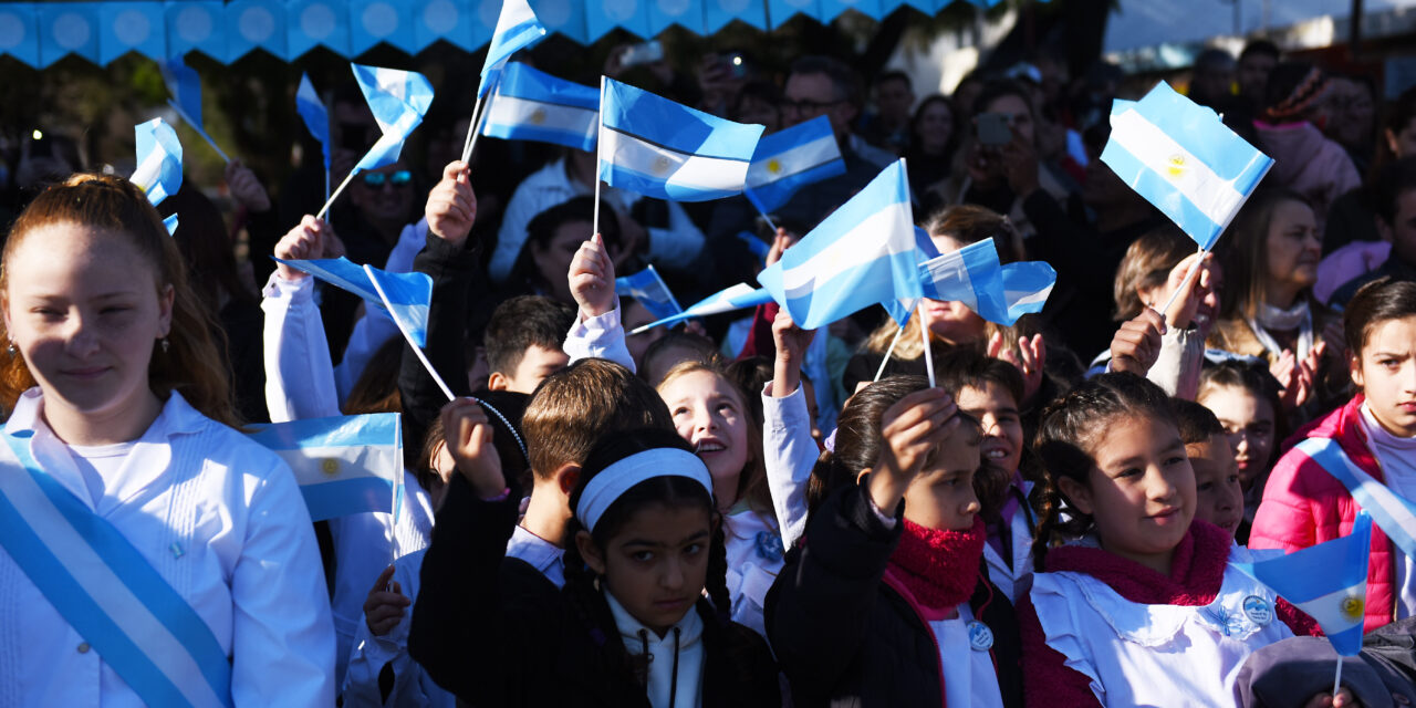 Acto oficial por el Día de la Bandera en Crespo