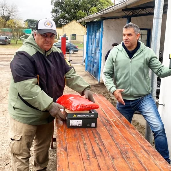 Entrega de indumentaria al personal del Corralón Municipal de Hernández