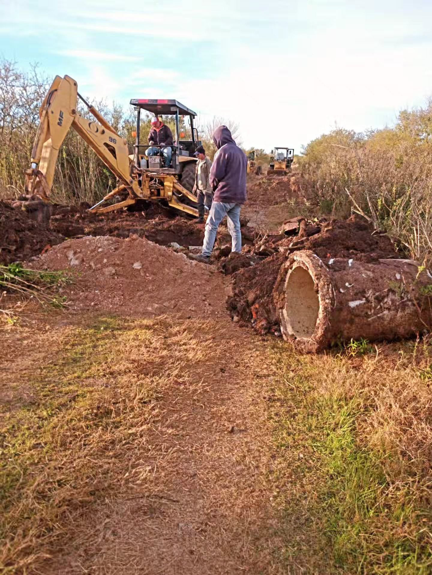 Mantenimiento de caminos rurales en la zona de Hernández