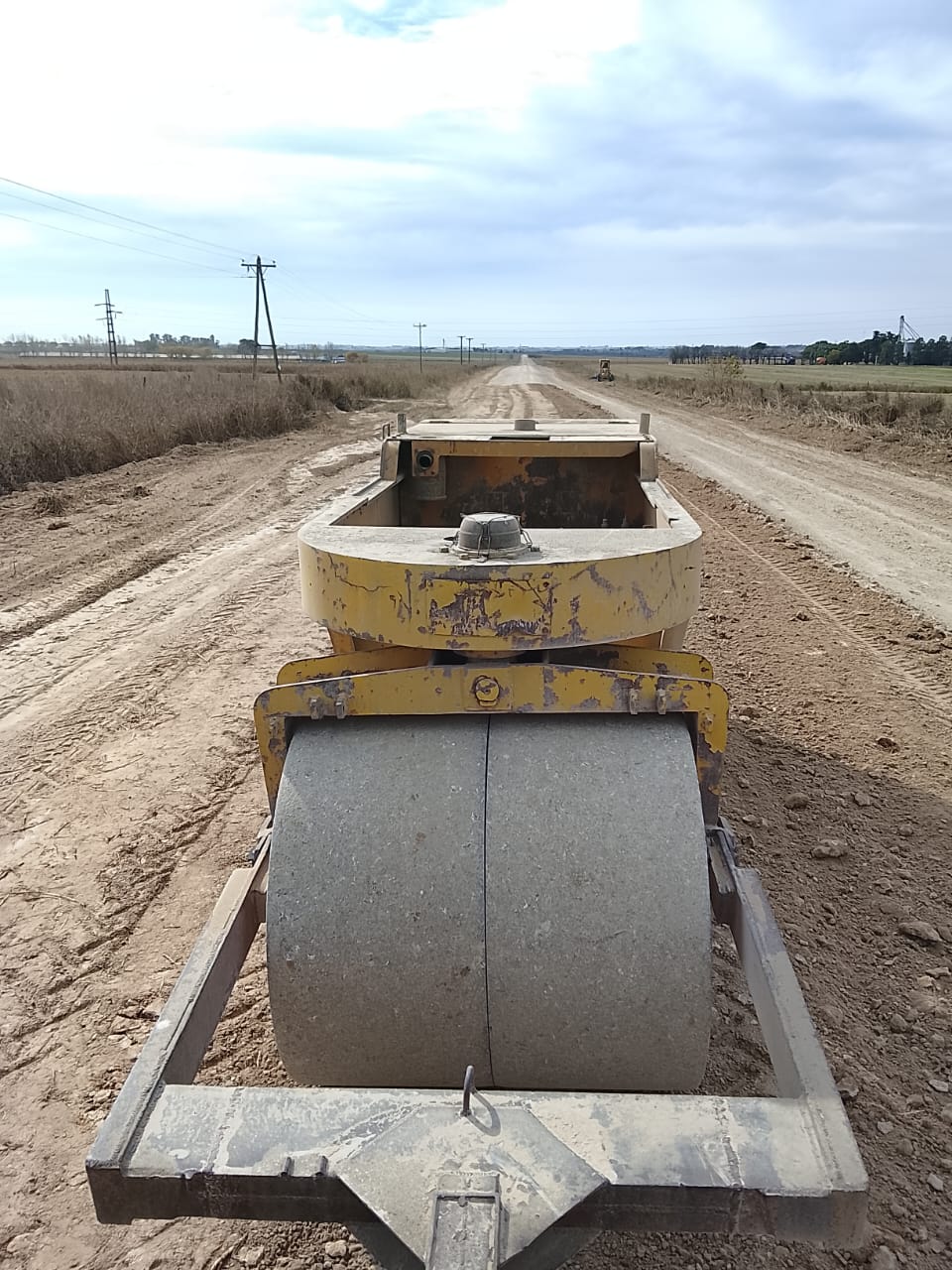 San Rafael: Reposición y compactado de broza en Camino del Medio