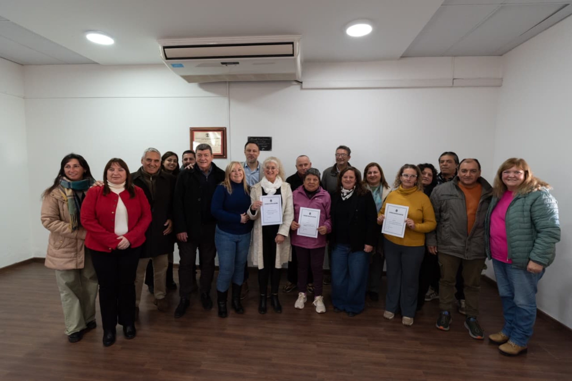 Firmaron las escrituras de sus viviendas familias de Ramírez y Diamante