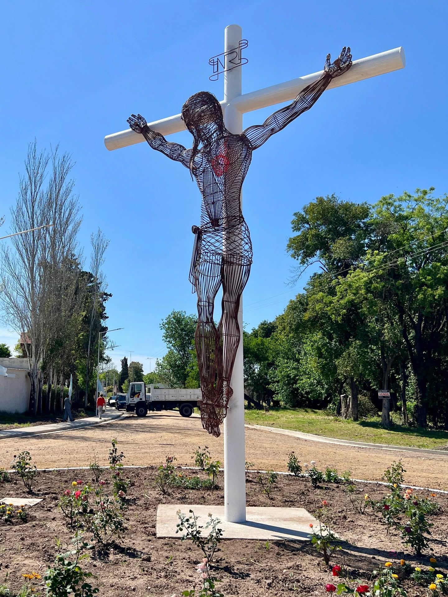 Poda invernal de rosales ubicados junto al Cristo en María Luisa
