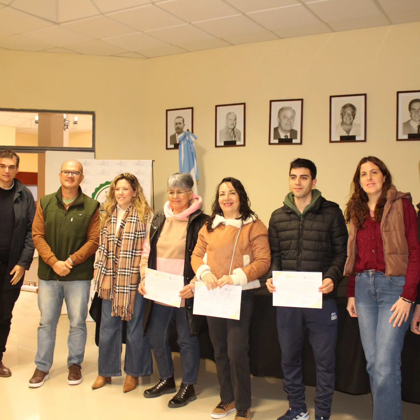 Entrega de certificados de microcréditos para emprendedores de Hernández