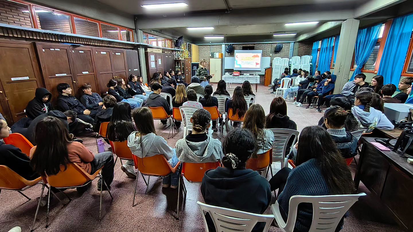 Taller "Amar no duele" en Hernández
