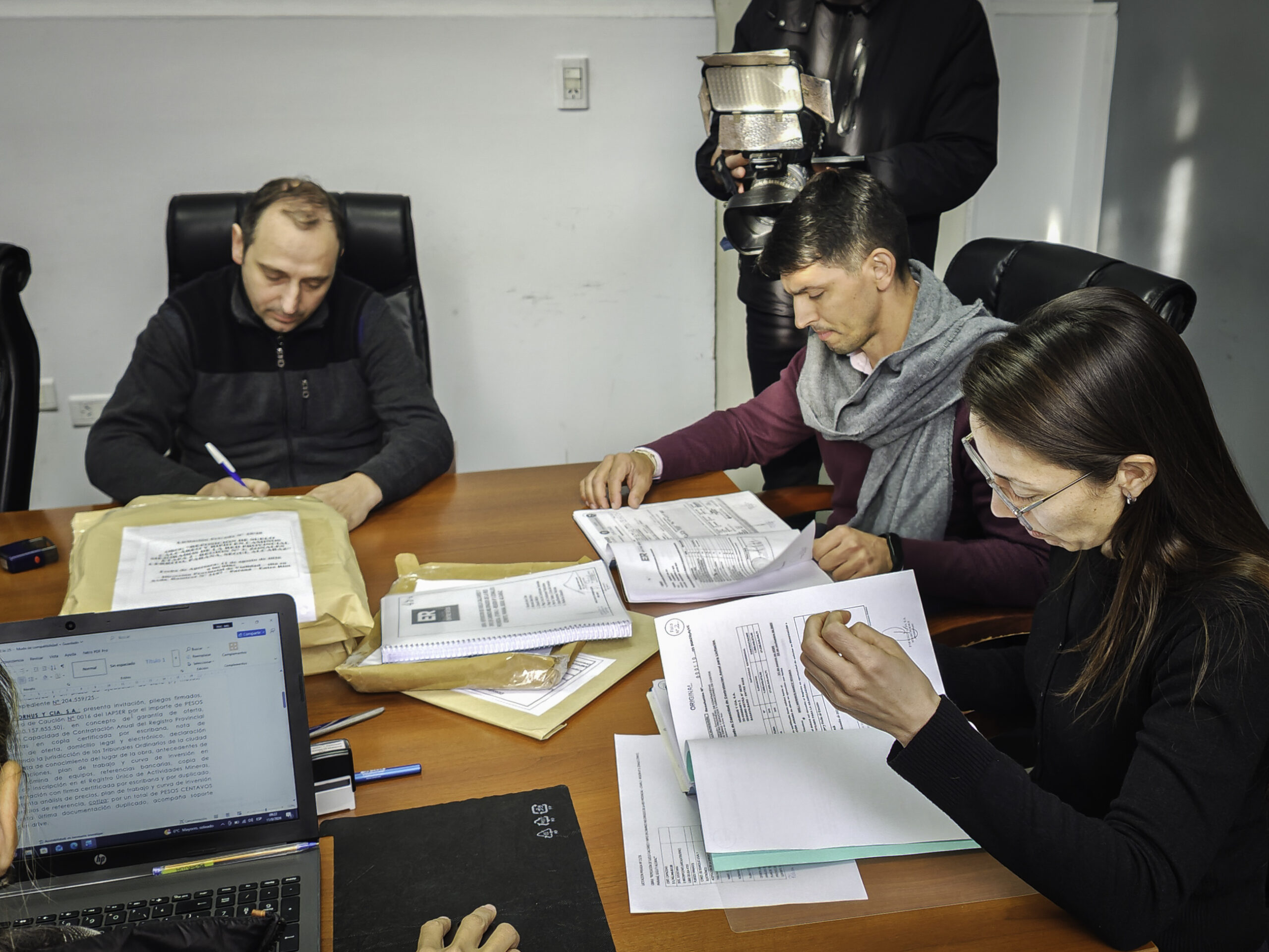 Abrieron ofertas para provisión y transporte de brosa y ripio para caminos rurales entrerrianos