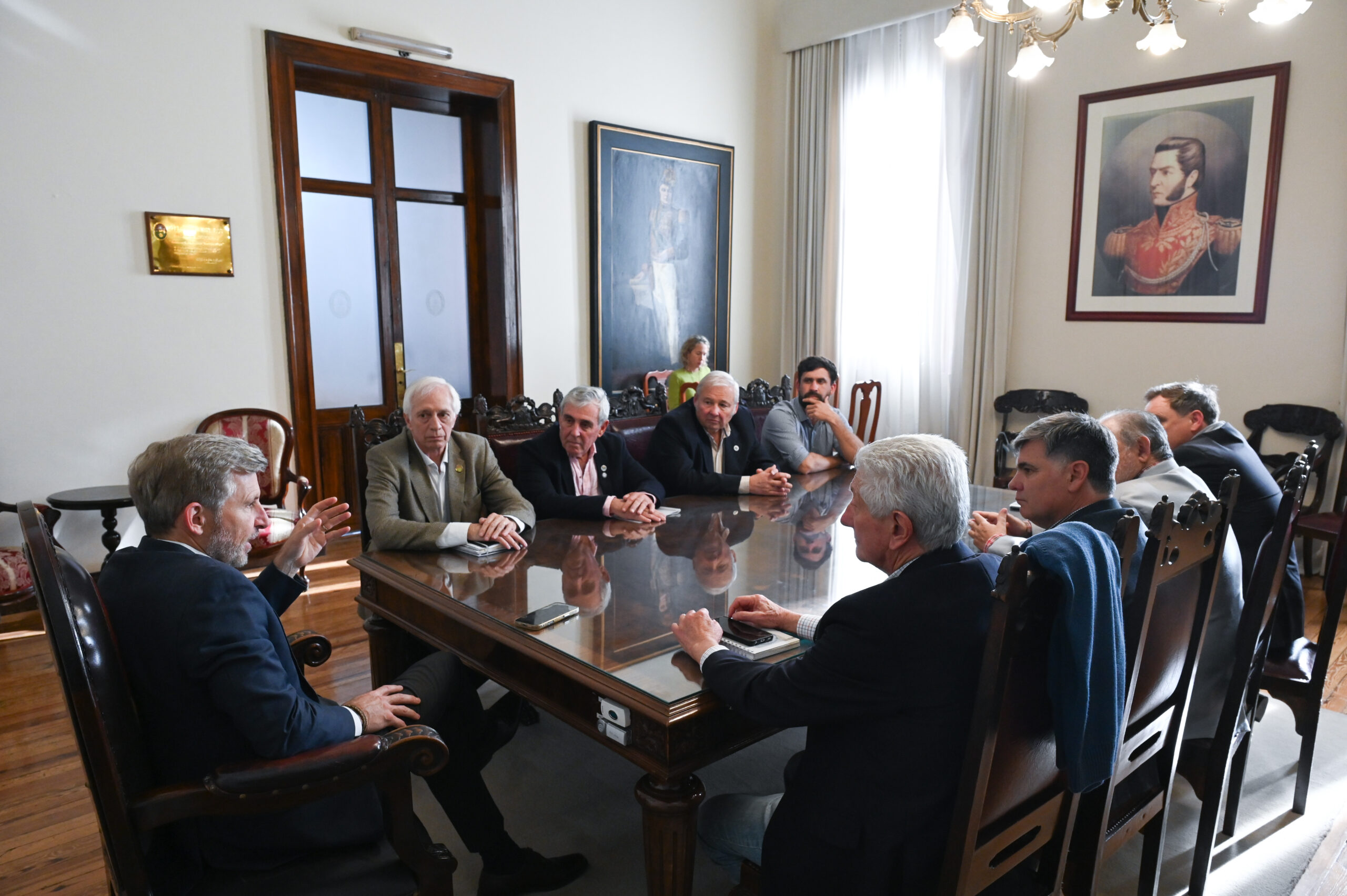 Frigerio recibió a representantes de CRA y Farer para analizar la situación de los caminos rurales