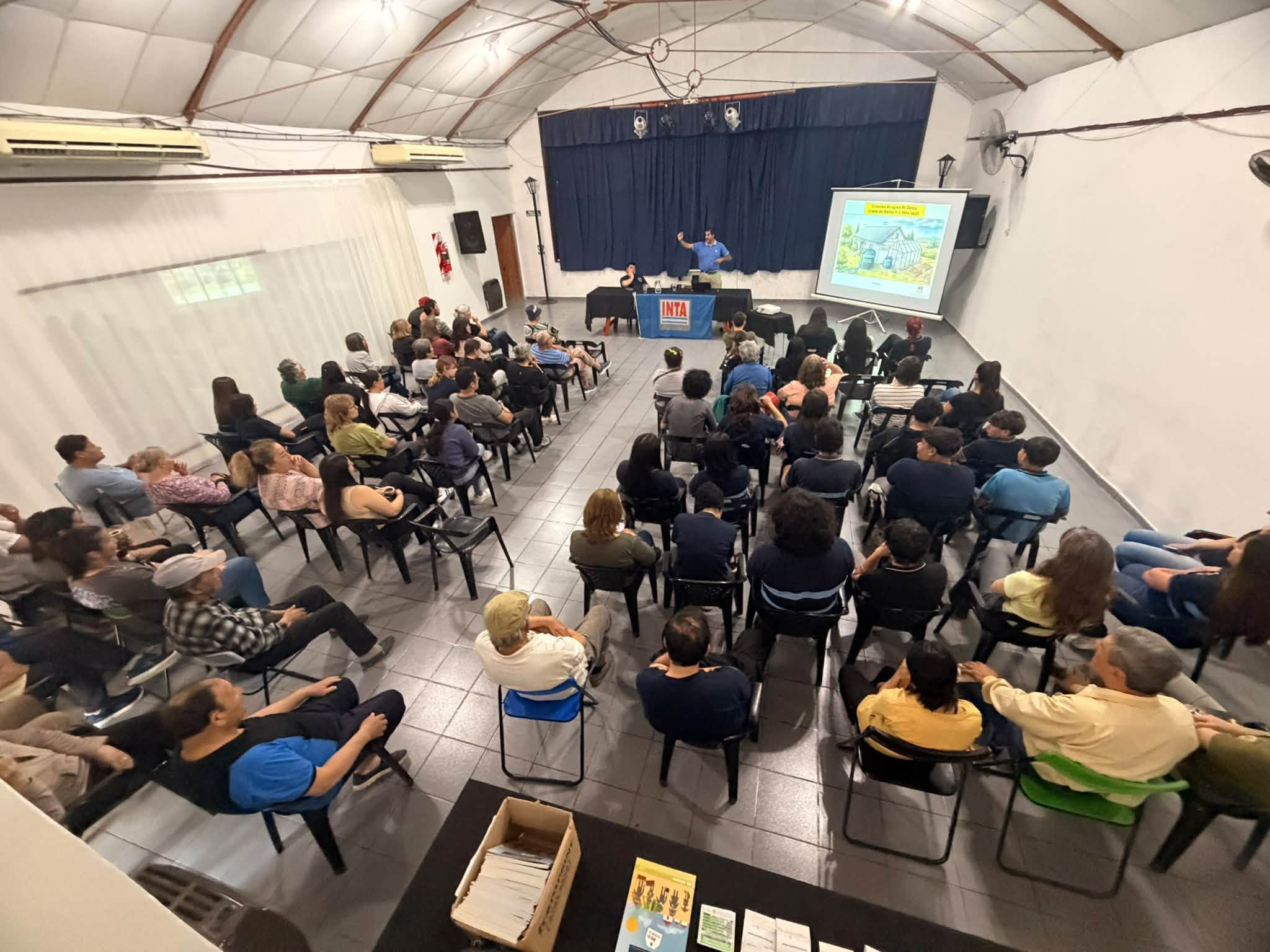 Entrega de semillas y charla del INTA en Hasenkamp