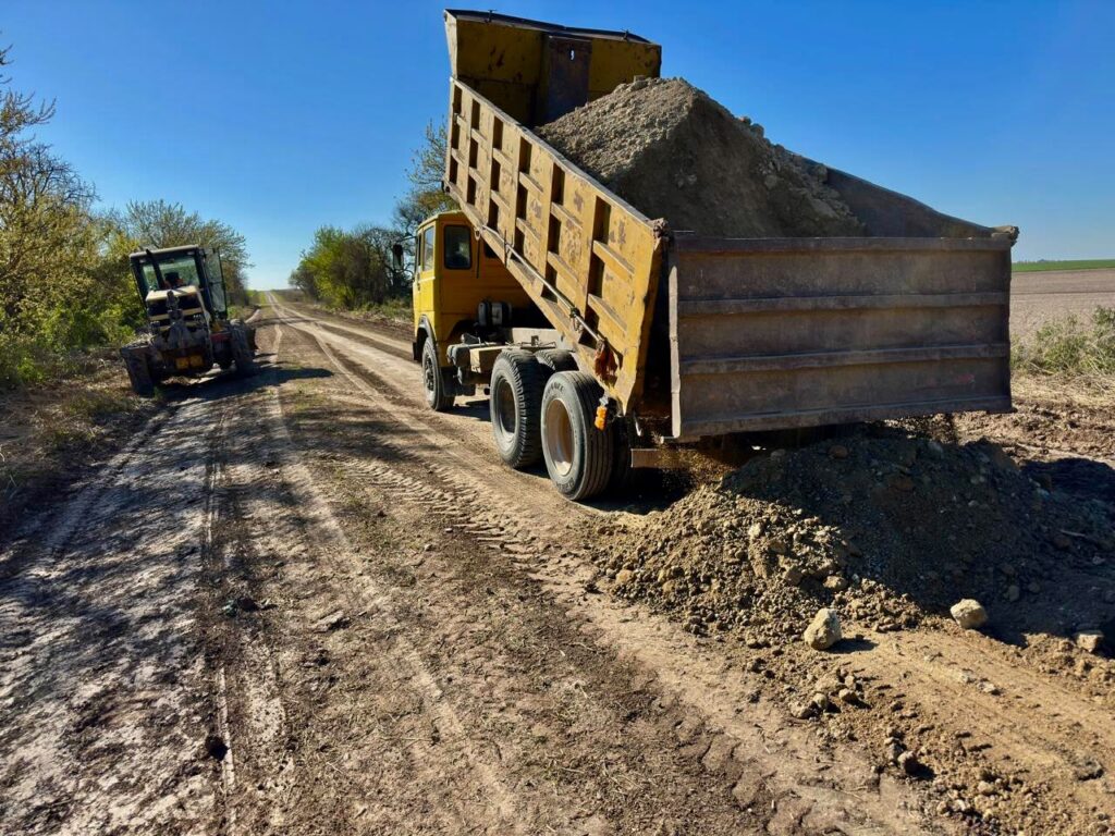 Mejoran caminos en Aldea Spatzenkutter