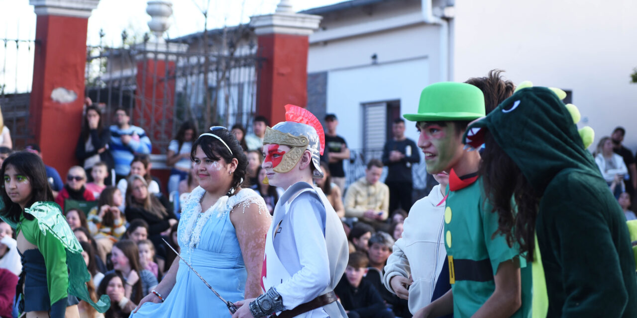 La Estudiantina 2026 continúa en Crespo con el desfile de carrozas y coreografías
