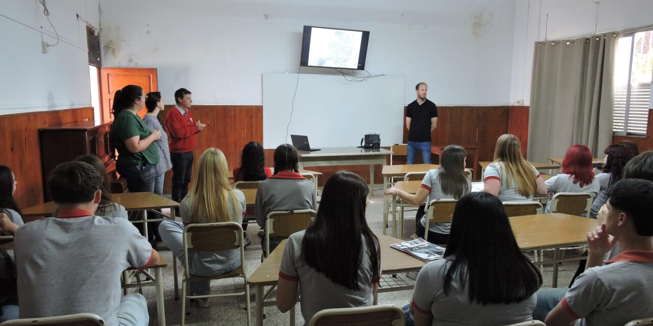 Charla educativa sobre cuidado y uso responsable del servicio de agua potable en Crespo